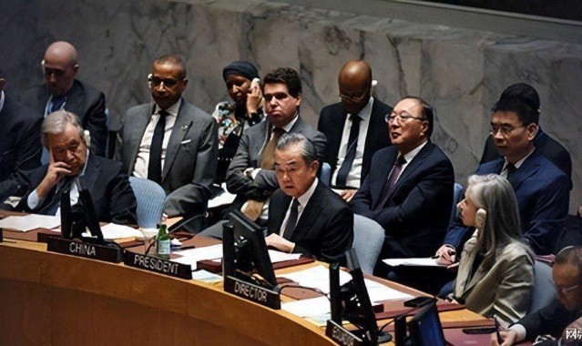 世界杯比赛安排-“外交男神”王毅年轻旧照，与妻子罕见同框，岳父曾是周总理秘书