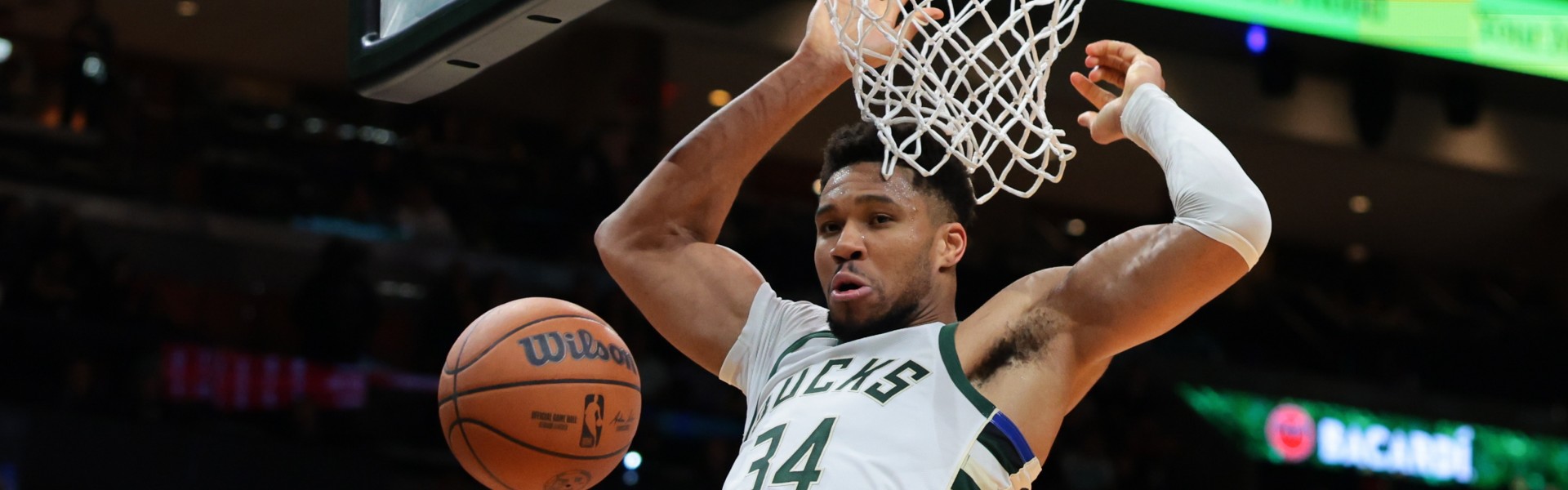 世界杯淘汰赛时间-横冲直撞！字母哥转身隔扣赫夫 随后空篮再扣率队扩大领先