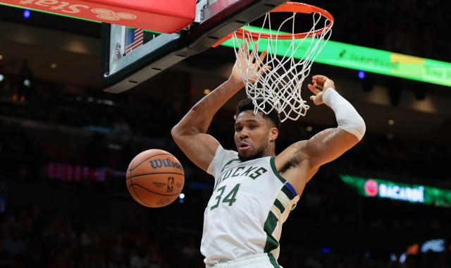 世界杯淘汰赛时间-横冲直撞！字母哥转身隔扣赫夫 随后空篮再扣率队扩大领先