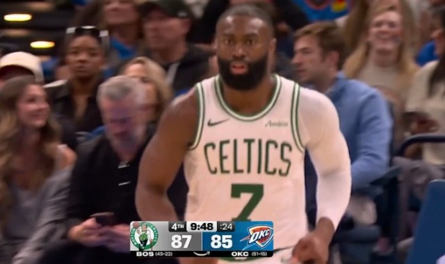 世界杯比赛安排-攻防建功！杰伦·布朗扑防大帽切特 顺势反击一条龙暴扣