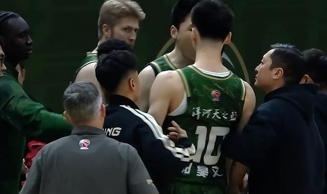 南京同曦突发内讧！郭昊文赵柏清暂停间歇爆发口角欲动手