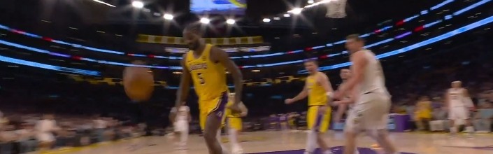 太激动了😂？艾顿大帽约基奇 本来可以救的球不要了