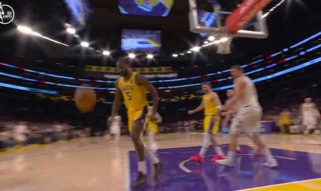 太激动了😂？艾顿大帽约基奇 本来可以救的球不要了